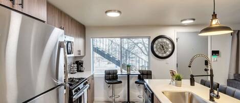 Refrigerador, microondas, horno, placa de cocina