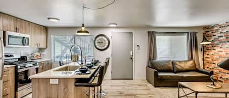 Réfrigérateur, micro-ondes, four, plaque de cuisson