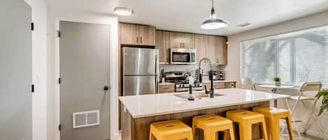 冷蔵庫、電子レンジ、オーブン、コンロ