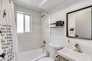 Baignoire, sĂšche-cheveux, serviettes fournies