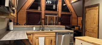 15 minutes from Fort Leonard Wood-rustic A-frame nestled on 5 acres