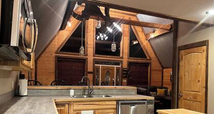 15 minutes from Fort Leonard Wood-rustic A-frame nestled on 5 acres