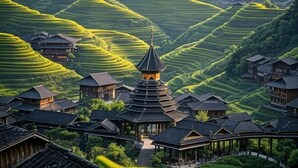 Un pueblo tradicional con terrazas de arroz, una pagoda central y varios edificios de madera.
