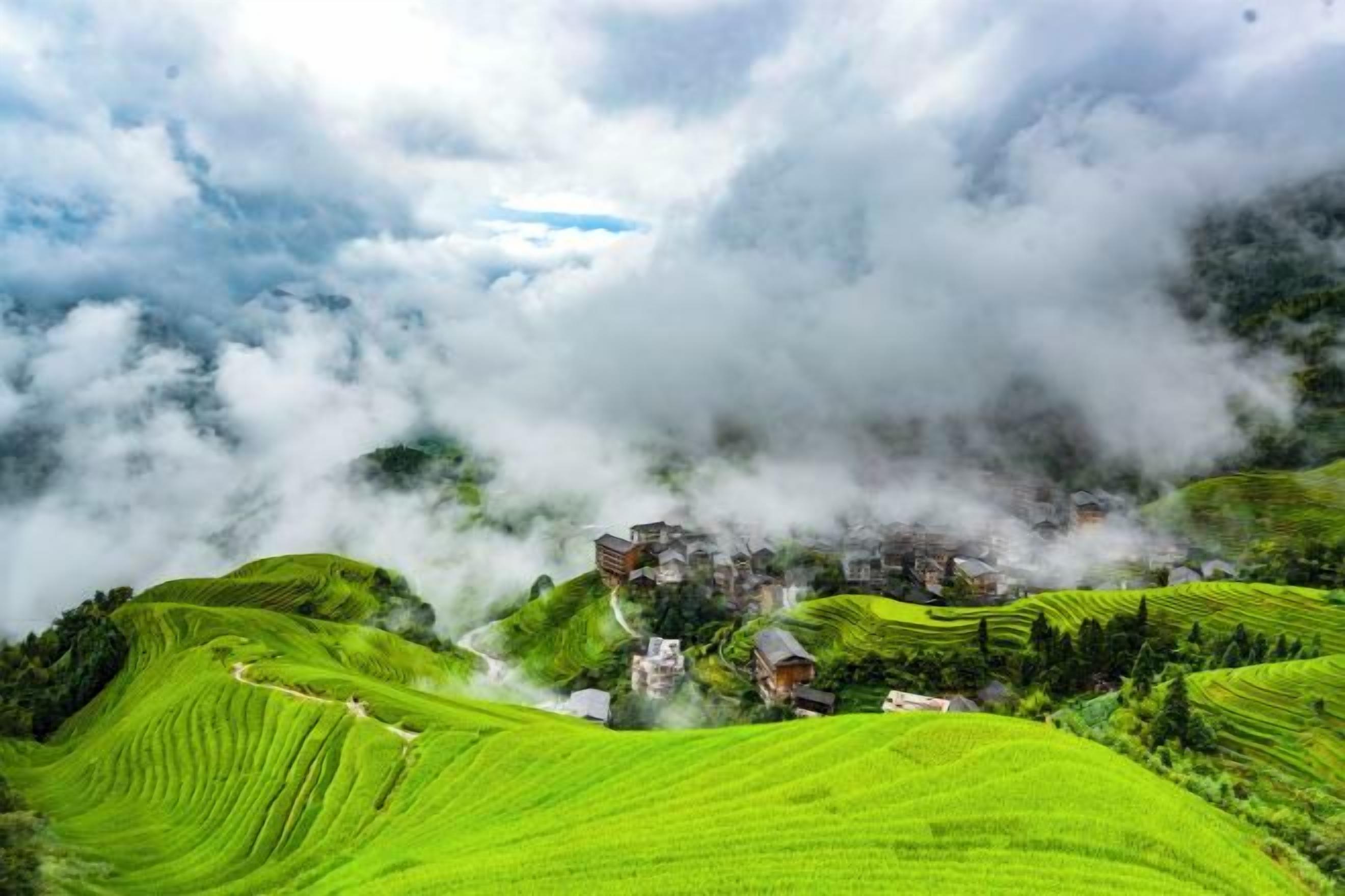 Un paisaje escalonado con un edificio enclavado entre campos verdes exuberantes.