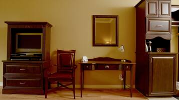 30–tuumainen taulutelevisio, jossa kaapelikanavat