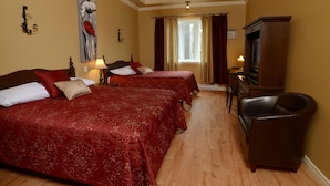 Double Room | Peralatan tempat tidur premium, ruang kerja komputer riba 