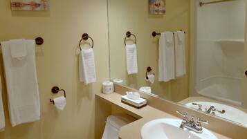 Suihkun ja ammeen yhdistelmä, ilmaiset hygieniatuotteet, hiustenkuivaaja