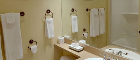 Ensemble douche/baignoire, articles de toilette gratuits, sĂšche-cheveux