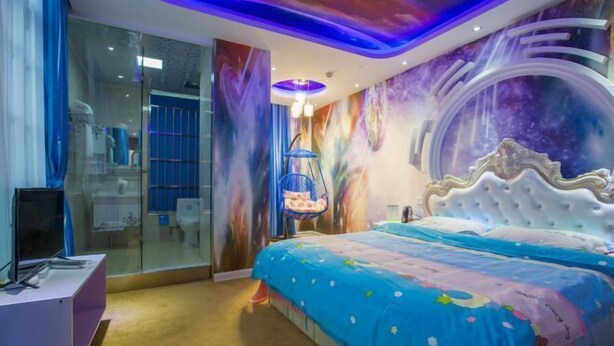 A bedroom with a large bed, a television, and a glass partition. - Sugar Candy Theme Hotel (Wuhu University City Store) (Wuhu)