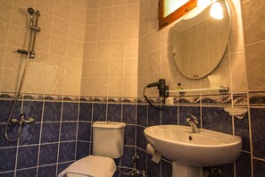 Standaard tweepersoonskamer, 1 tweepersoonsbed, uitzicht op bergen, aan het zwembad | Badkamer | Een douche, een haardroger, handdoeken, shampoo
