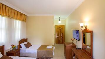 Hypo-allergenic bedding, desk, free WiFi, bed sheets