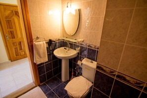 Standard Triple Room, Multiple Beds, Pool View, Poolside | Bathroom | Shower, hair dryer, towels, shampoo - Yeşilkaya  (Fethiye)