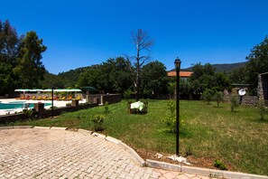 Una piscina al aire libre de temporada