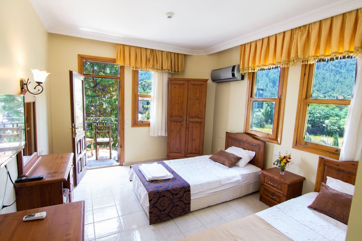 Standard Twin Room, Garden View, Garden Area | Hypo-allergenic bedding, desk, free WiFi, bed sheets