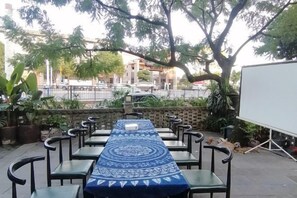 Outdoor dining - Jingshe Hostel (Guilin)