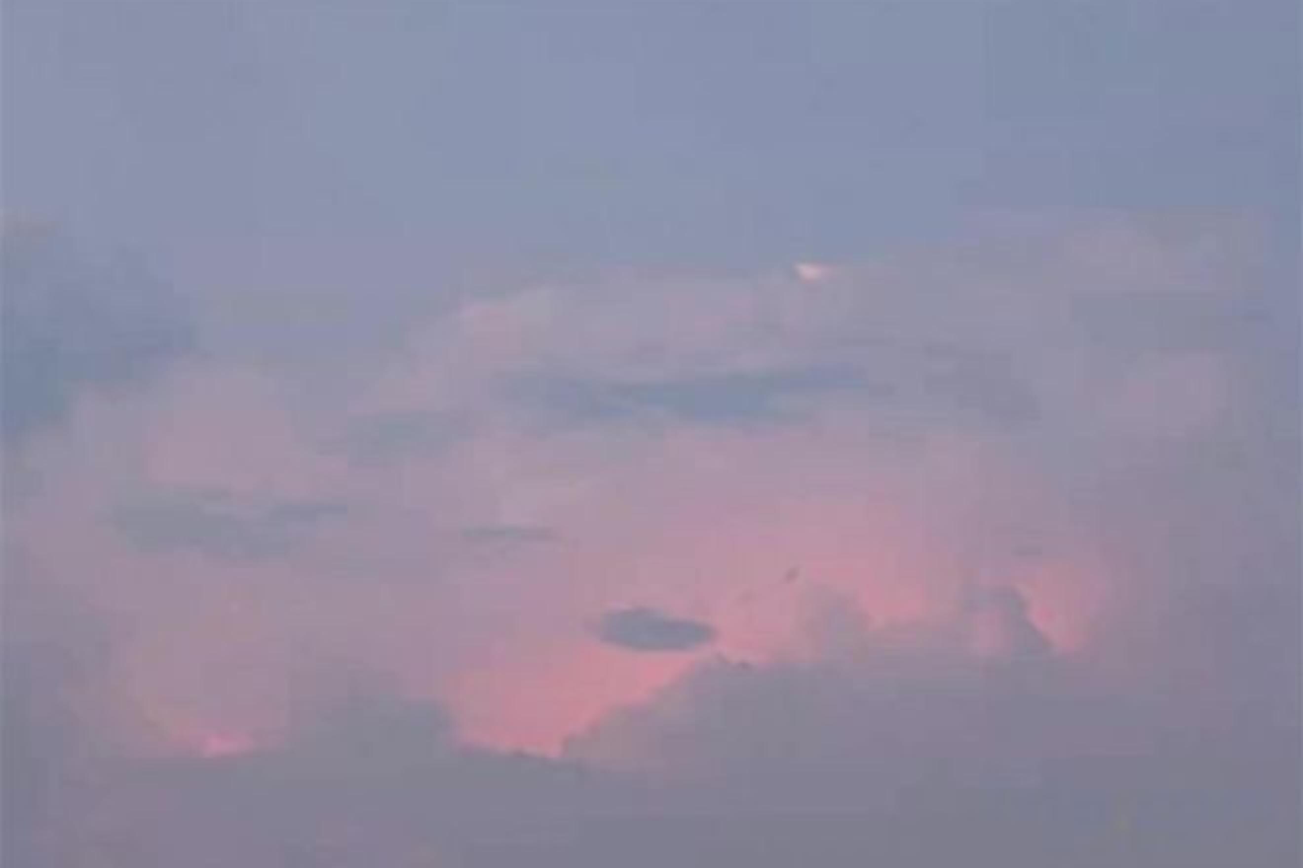 Un ciel nuageux avec une lune.