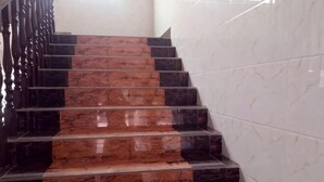 A staircase with alternating black and red marble steps. - Yijia Inn (Chongqing)