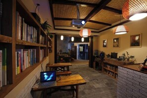 Unclassified image, 5 of 81, button - Zuo You Jian (Left & Right)Movie Theme Boutique Inn (Fenghuang County)