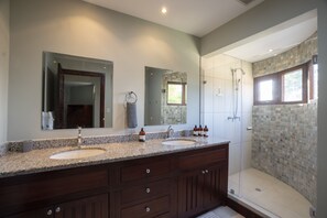 Hair dryer, towels, soap, shampoo - Mountain & Beach Retreat, With Breathtaking Ocean Views (Playa Hermosa)