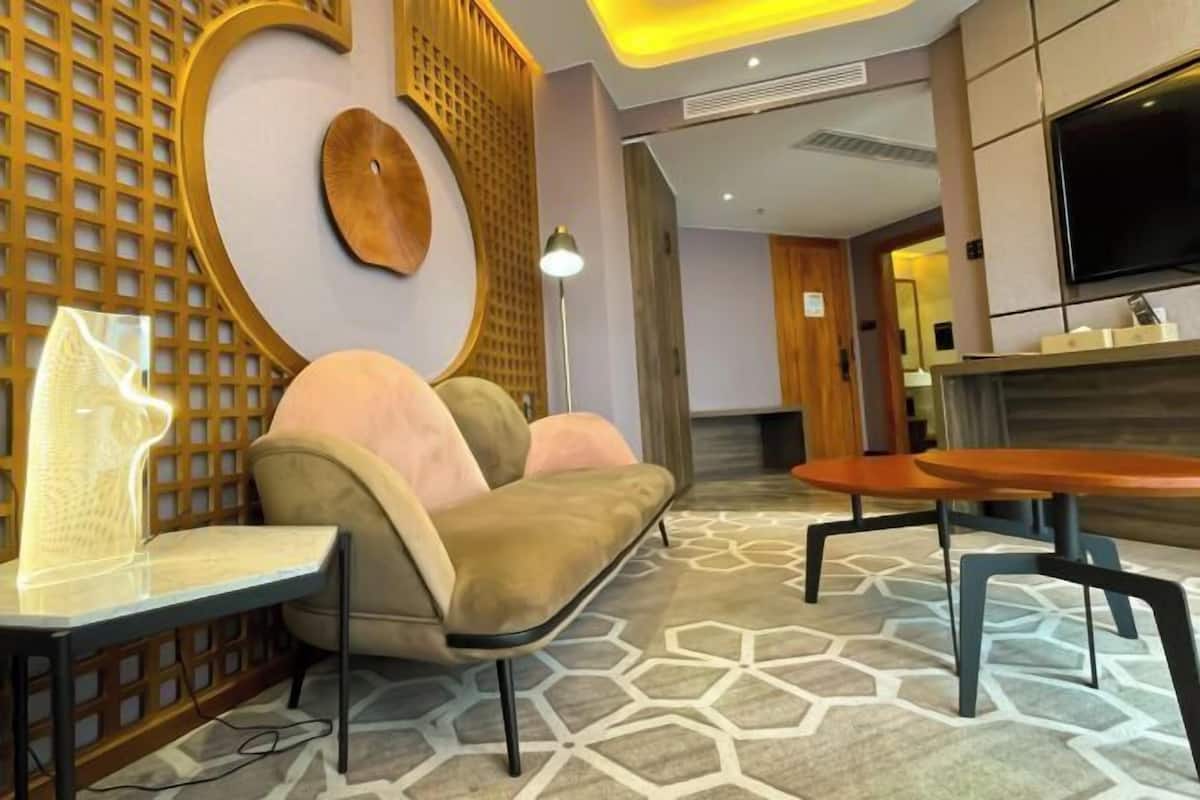 Un moderno vestíbulo de hotel con un sofá, una mesa y un televisor.