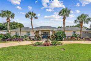 Unclassified image, 4 of 45, button