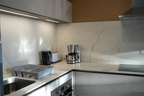 Réfrigérateur, four, plaque de cuisson, cafetière/bouilloire