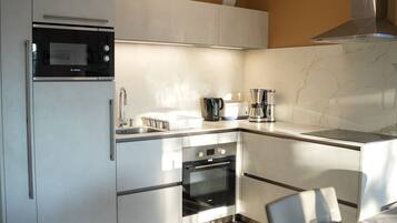 Fridge, oven, stovetop, coffee/tea maker