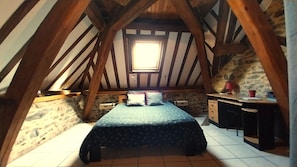 1 quarto, escrivaninha, ferros/tábuas de passar roupa, berço de viagem