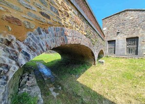 Property grounds - Air-conditioned apartment, view of the Remparts, private parking, room for 2 bicycles. (Rocroi)