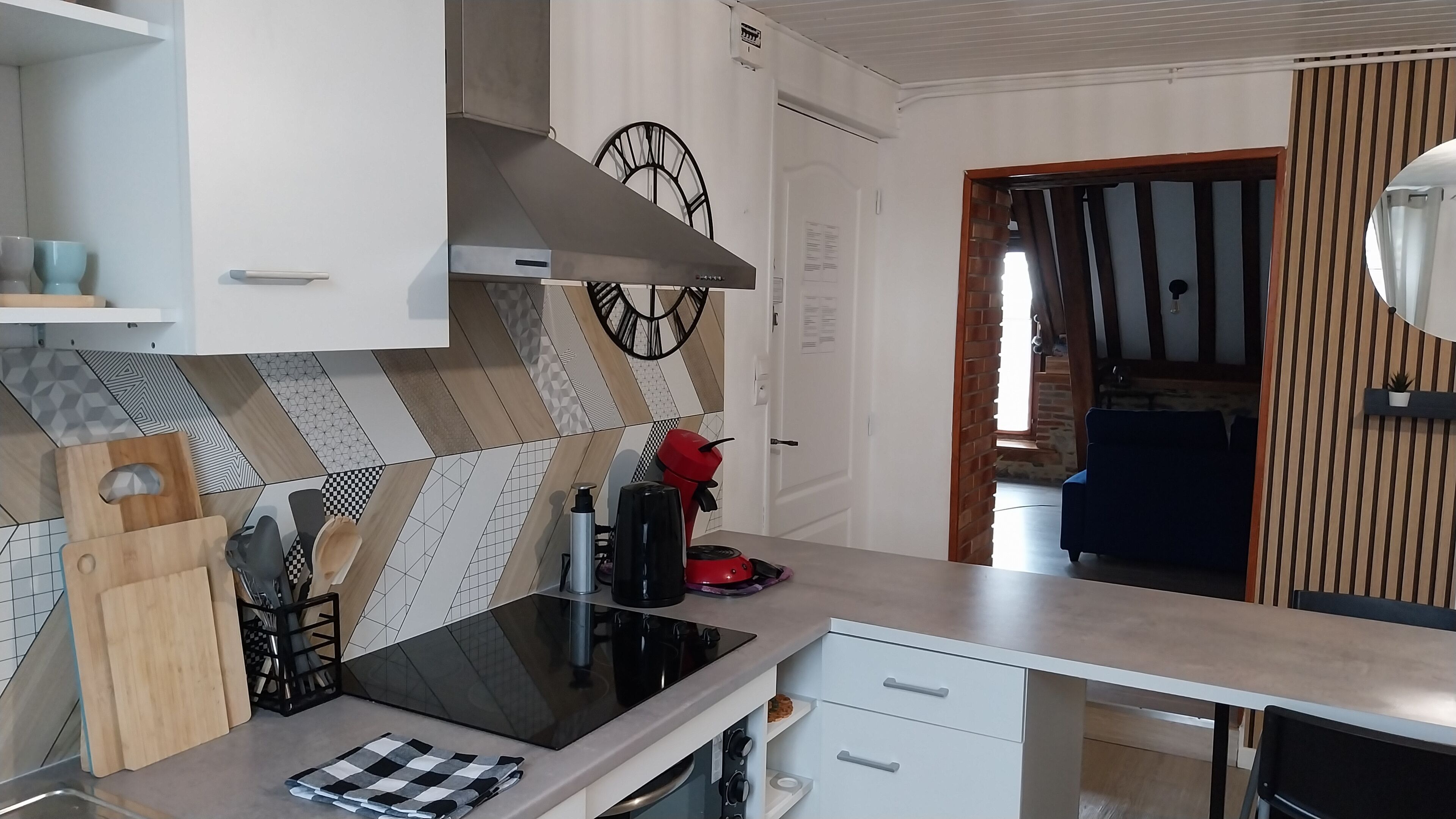 Réfrigérateur, micro-ondes, four, plaque de cuisson