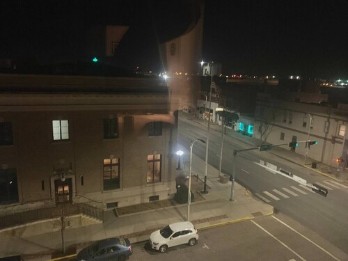 Classy  Downtown 1 Bed Condo, free parking garage