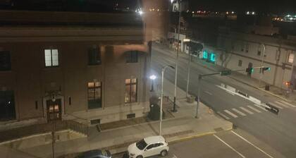 Classy Downtown 1 Bed Condo, free parking garage