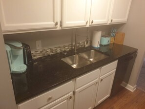 Kylskåp, mikrovågsugn, ugn och spishäll