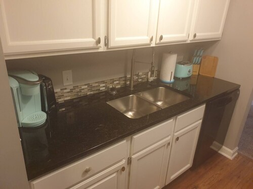 Classy  Downtown 1 Bed Condo, free parking garage. 
Garage enter clearance  6'8"