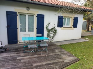 Terrasse, jardin et cour pavée.