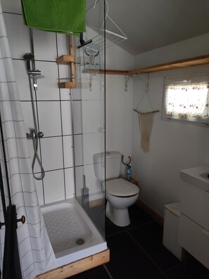 Een douche, een haardroger, toiletpapier
