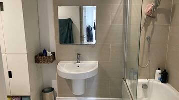 Basic Apartment, 2 Double Beds | Bathroom | Towels, soap, shampoo, toilet paper