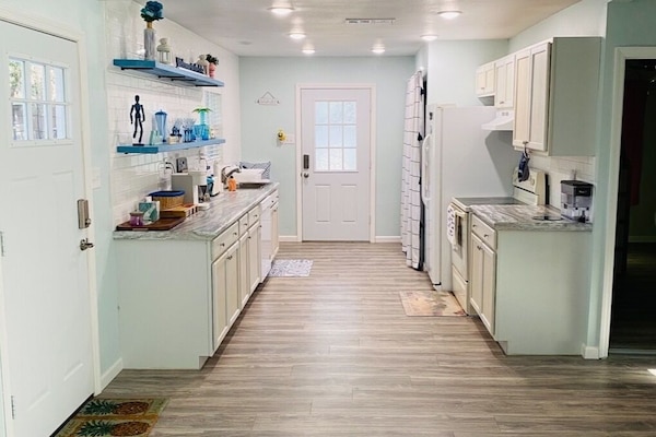 Kylskåp, mikrovågsugn, ugn och diskmaskin