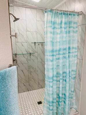 Douche, serviettes fournies, savon, papier toilette