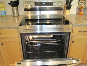 Fridge, microwave, oven, stovetop - Enjoy refreshing ocean breezes with the whole family in this relaxing home. (Palm Coast)