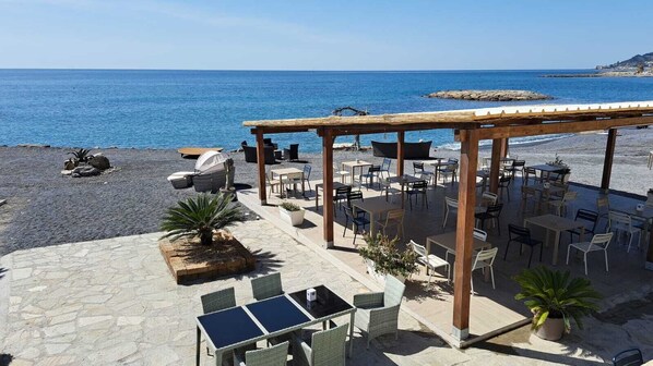 Outdoor dining - Miss Virginia's Blue Cottage&Garden, parking space, sea within walking distance (Imperia)