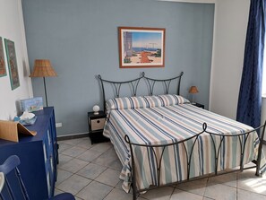 1 chambre, fer et planche à repasser, lit de bébé portatif