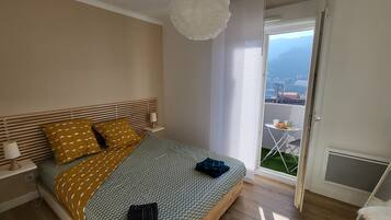 2 chambres, bureau, fer et planche Ă  repasser, lit parapluie