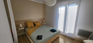 2 habitaciones, escritorio y tabla de planchar con plancha 