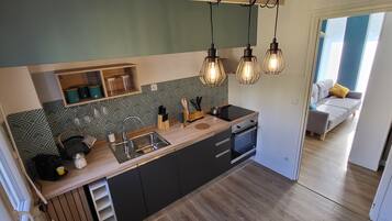 Réfrigérateur, micro-ondes, four, plaque de cuisson