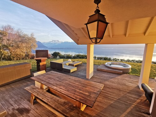 Sunset House with gorgeous view of the lake