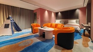 Una habitación de hotel moderna con una cama, sofá naranja y una estructura tipo tienda de campaña.