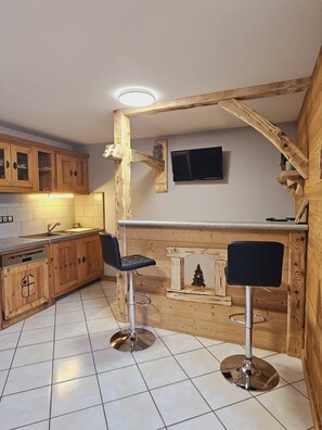 Fridge, microwave, oven, stovetop - Cosy accommodation in Savoyard chalet style (bonvillard)