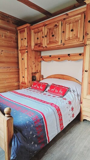 1 Schlafzimmer, Reisekinderbett, kostenloses WLAN, Bettwäsche