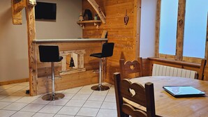 Dining - Cosy accommodation in Savoyard chalet style (bonvillard)